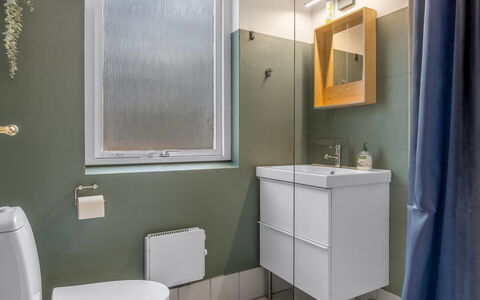 Idalina - 700M from the Sea: Siège De Toilette, Salle De Bains, Luminaire Plomberie, Mur, Toilette, Design Intérieur, Sol, Sol, Évier, Plomberie