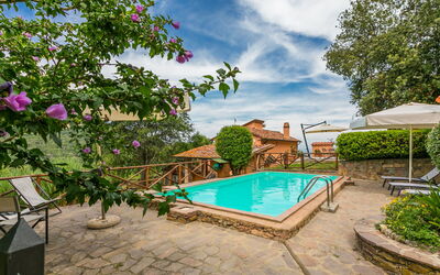 Castagneto Carducci 300: L'Eau, Plante, Nuage, Ciel, Piscine, Mobilier De Jardin, Arbre, Bâtiment, Ombre, Loisir