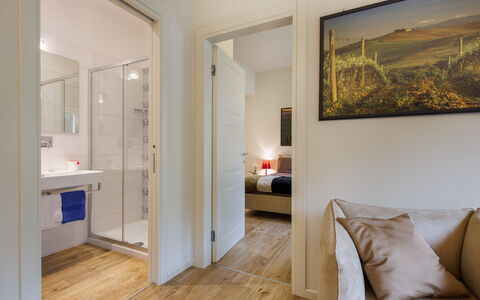 Betty Florence Charming Modern Apartment Near Piaz: Miroir, Propriété, Meubles, Bâtiment, Armoire De Toilette, Bois, Salle De Bains, Confort, Luminaire Plomberie, Design Intérieur