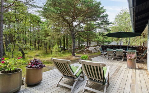 Alita - 300M from the Sea: Bois, Meubles, Appartement, Pièce, Plafond, Tache De Bois, Chaise, Dur, Vernis, Lumber