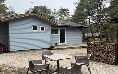 Alita - 300M from the Sea: Bois, Meubles, Appartement, Pièce, Plafond, Tache De Bois, Chaise, Dur, Vernis, Lumber