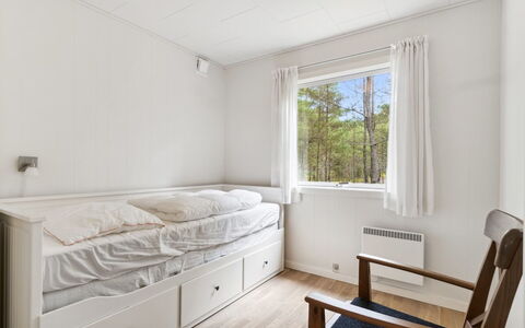 Alita - 300M from the Sea: Lit, Meubles, Design Intérieur, Chambre, Bois, Sol, Sol, Plafond, Drap De Lit, Literie