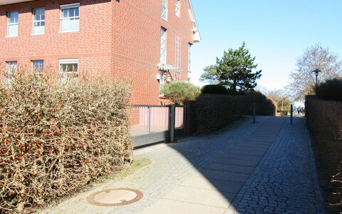 Morgensonne: Propriété, Plante, Ciel, Fenêtre, Bâtiment, Surface De La Route, Brique, Brickwork, Asphalte, Arbre