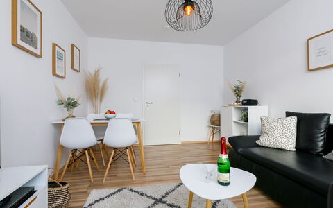 Möwe: Meubles, Table, Propriété, Cadre, Plante, Blanc, Canapé, Design Intérieur, Orange, Jaune