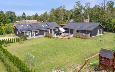 Ronia - 900M from the Sea: Bois, Toit, Architecture, Domicile, Maison, Chalet, Siding, Dur, Pente, Biens