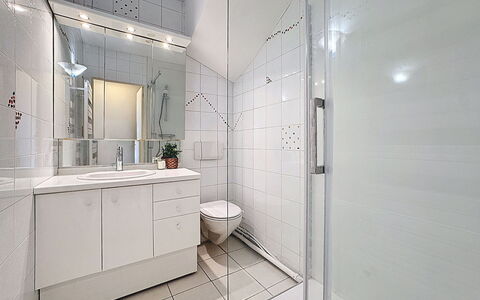 Le Drakkar: Sol, Design Intérieur, Sol, Luminaire Plomberie, Salle De Bains, Plafond, Plomberie, Tuile, Armoire De Toilette, Composite