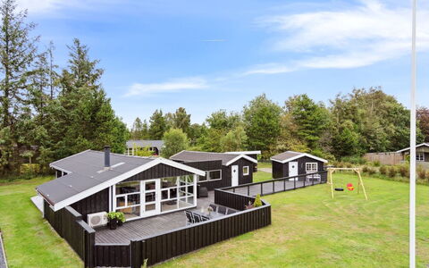 Sylvi - 750M from the Sea: Maison, Domicile, Toit, Chalet, Biens, Aménagement Paysager, Batiments Jardin, Siding, Ferme