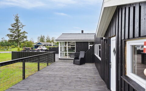 Sylvi - 750M from the Sea: Meubles, Design Intérieur, Sol, Bois, Sol, Plafond, Parquet, Chaise, Table, Éclairage