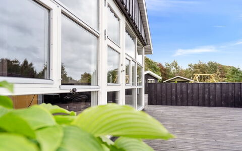 Sylvi - 750M from the Sea: Meubles, Design Intérieur, Sol, Bois, Sol, Plafond, Parquet, Chaise, Table, Éclairage