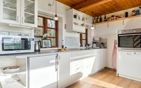 Thana - 8Km from the Sea: Cuisine, Appareil De Cuisine, Comptoir, Meubles, Cabinetry, Design Intérieur, Principaux Appliance, Sol, Bois, Plafond