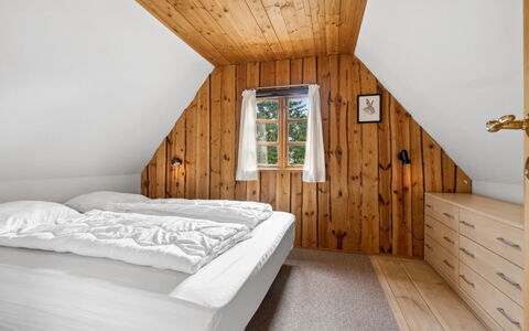 Thana - 8Km from the Sea: Bois, Design Intérieur, Chambre, Plafond, Lit, Sol, Sol, Domicile, Maison, Meubles