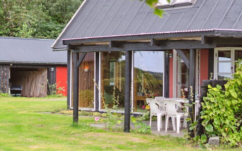 Thana - 8Km from the Sea: Maison, Domicile, Porte, Toit, Chalet, Biens, Jardin, Ombre, Siding, Cour