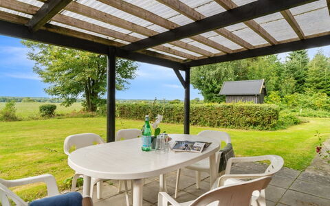 Thana - 8Km from the Sea: Maison, Domicile, Porte, Toit, Chalet, Biens, Jardin, Ombre, Siding, Cour