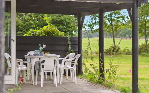 Thana - 8Km from the Sea: Maison, Domicile, Porte, Toit, Chalet, Biens, Jardin, Ombre, Siding, Cour