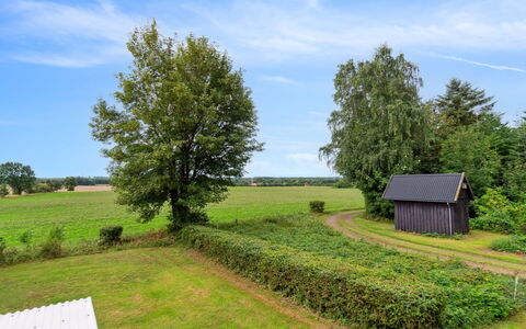 Thana - 8Km from the Sea: Maison, Domicile, Porte, Toit, Chalet, Biens, Jardin, Ombre, Siding, Cour