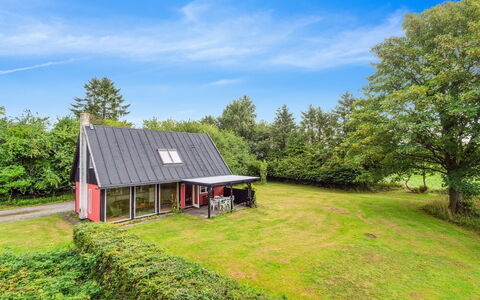 Thana - 8Km from the Sea: Maison, Domicile, Porte, Toit, Chalet, Biens, Jardin, Ombre, Siding, Cour