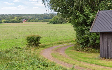 Thana - 8Km from the Sea: Maison, Domicile, Porte, Toit, Chalet, Biens, Jardin, Ombre, Siding, Cour