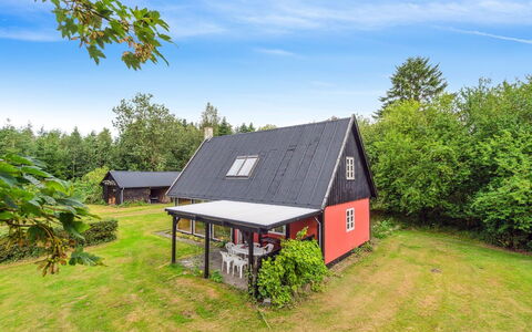 Thana - 8Km from the Sea: Maison, Domicile, Porte, Toit, Chalet, Biens, Jardin, Ombre, Siding, Cour