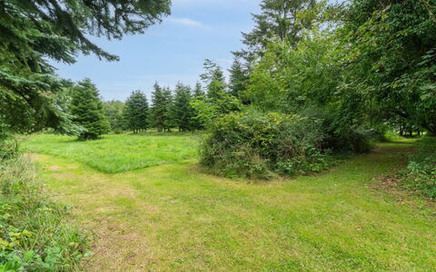 Thana - 8Km from the Sea: Maison, Domicile, Porte, Toit, Chalet, Biens, Jardin, Ombre, Siding, Cour