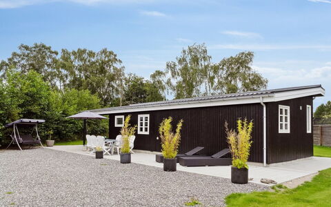 Merilin - 300M from the Sea: Toit, Domicile, Porte, Chalet, Ombre, Siding, Cour, Biens, Arrière-Cour