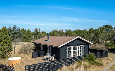 Andrea - 1.6Km from the Sea: Bois, Tache De Bois, Planche, Dur, Chalet, Plate-Forme, Siding, Ombre, Parquet, Batiments Jardin