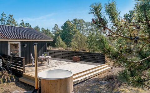 Andrea - 1.6Km from the Sea: Bois, Tache De Bois, Planche, Dur, Chalet, Plate-Forme, Siding, Ombre, Parquet, Batiments Jardin