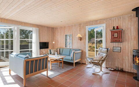 Andrea - 1.6Km from the Sea: Bois, Tache De Bois, Planche, Dur, Chalet, Plate-Forme, Siding, Ombre, Parquet, Batiments Jardin