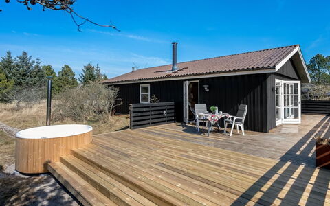 Andrea - 1.6Km from the Sea: Bois, Tache De Bois, Planche, Dur, Chalet, Plate-Forme, Siding, Ombre, Parquet, Batiments Jardin