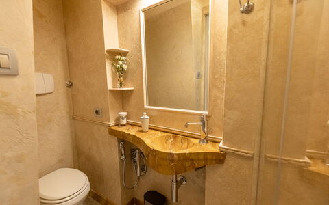 Charming Apartment Cartoni - Città Della Pieve, Um: Miroir, Robinet, Luminaire Plomberie, Lavabo, Évier, Plante, Bâtiment, Salle De Bains, Sol, Plomberie