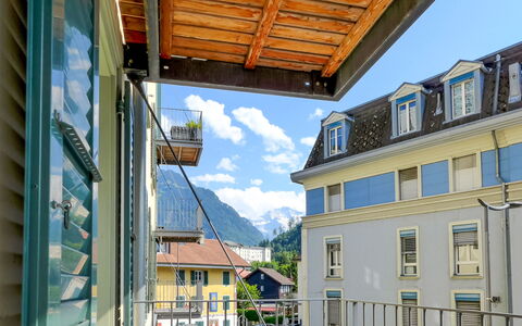 Orya: Ciel, Jour, Bâtiment, Fenêtre, Bois, Design Urbain, Nuage, Zone Résidentielle, Toit