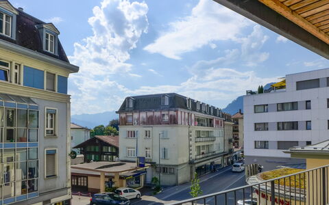 Orya: Nuage, Ciel, Fenêtre, Bâtiment, Propriété, Voiture, Roue, Design Urbain, Condominium