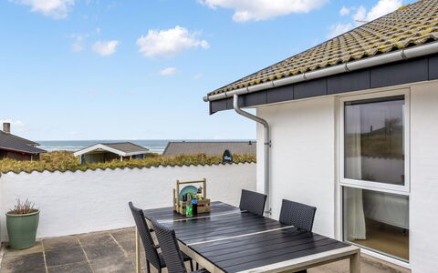 Hilmer - 180M from the Sea: Domicile, Porte, Ombre, Chaise, Balcon, Daylighting, Porche, Mobilier De Jardin, Plate-Forme, Villa