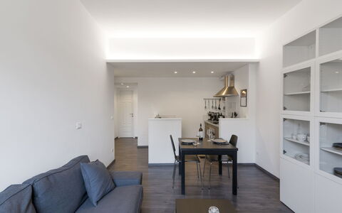 Pratolina: Canapé, Meubles, Table, Bois, Design Intérieur, Confort, Bâtiment, Étagère, Sol, Sol
