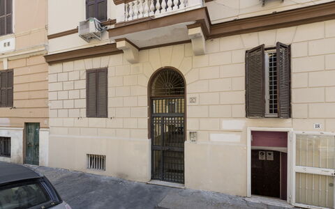 Pratolina: Propriété, Bâtiment, Fenêtre, Voiture, Véhicule, Porte, Architecture, Quartier, Zone Résidentielle, Mur