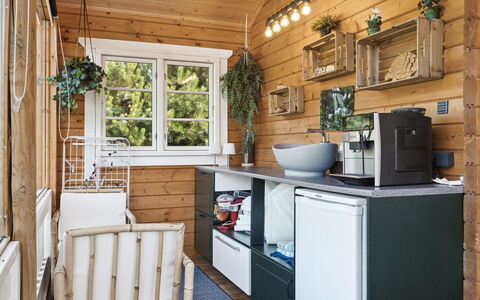 Vicktoria - 1.5Km from the Sea: Bois, Sol, Design Intérieur, Meubles, Tache De Bois, Cabinetry, Cuisine, Pièce, Dur, Pot De Fleur