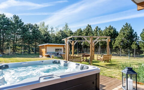 Vicktoria - 1.5Km from the Sea: Eco Hôtel, Ombre, Tache De Bois, Recours, Piscine, Dur, Conception, Plate-Forme, Cour
