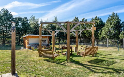 Vicktoria - 1.5Km from the Sea: Bois, Lot Terre, Ombre, Tache De Bois, Jardin, Dur, Lumber, Parc, Structure En Plein Air, Arrière-Cour