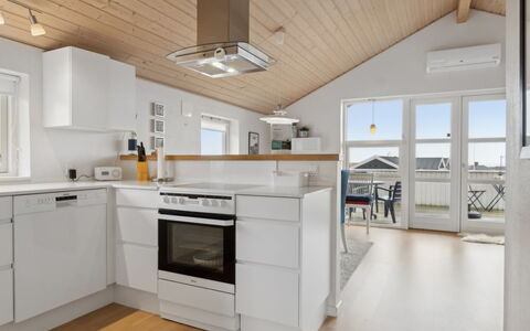 Yvette - 150M from the Sea: Sol, Bois, Cuisine, Comptoir, Plafond, Sol, Design Intérieur, Cabinetry, Appareil De Cuisine, Parquet