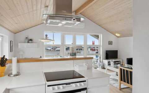 Yvette - 150M from the Sea: Bois, Plafond, Cuisine, Sol, Design Intérieur, Comptoir, Luminaire, Meubles, Sol, Éclairage