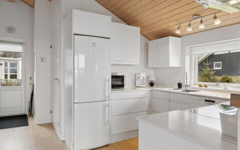 Yvette - 150M from the Sea: Cuisine, Appareil De Cuisine, Comptoir, Sol, Design Intérieur, Principaux Appliance, Bois, Cabinetry, Plafond, Sol