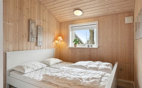 Yvette - 150M from the Sea: Chambre, Lit, Bois, Design Intérieur, Plafond, Sol, Drap De Lit, Literie, Sol, Cadre De Lit