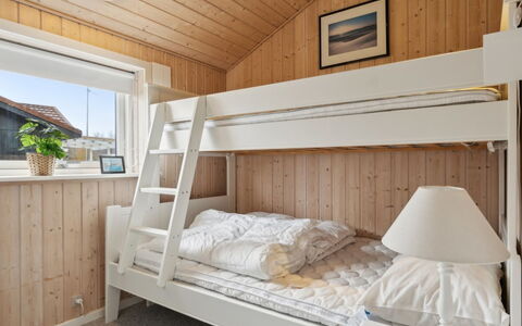 Yvette - 150M from the Sea: Bois, Chambre, Lit, Design Intérieur, Plafond, Sol, Meubles, Sol, Domicile, Cadre De Lit