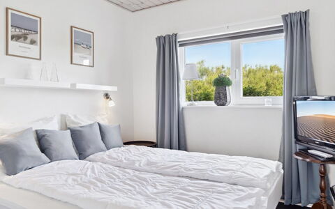 Thyra - 700M from the Sea: Lit, Chambre, Literie, Drap De Lit, Meubles, Design Intérieur, Throw Pillow, Linge, Domicile, Cadre De Lit