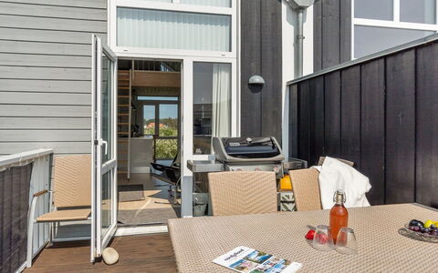 Thyra - 700M from the Sea: Bois, Porte, Dur, Tache De Bois, Planche, Aluminium, Ombre, Conception, Plate-Forme, Balcon