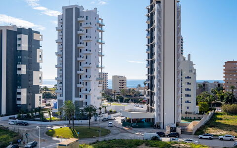 Sunrise Tower: Ciel, Jour, Bâtiment, Appartement, Zone Urbaine, Quartier, Condominium, Zone Résidentielle, Zone Métropolitaine