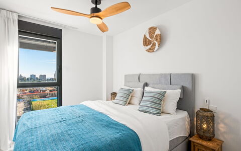 Sunrise Tower: Meubles, Design Intérieur, Bois, Sol, Sol, Chambre, Lit, Plafond, Pièce, Linge