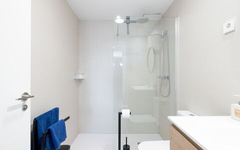 Sunrise Tower: Salle De Bains, Design Intérieur, Mur, Sol, Luminaire Plomberie, Sol, Lavabo, Armoire De Toilette, Évier, Robinet