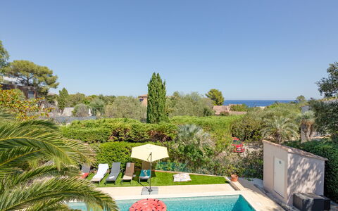 Le Beauregard: Ciel, Plante, L'Eau, Propriété, Bleu Azur, Arbre, Piscine, Bâtiment, Paysage, Loisir
