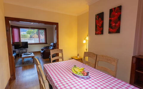 Beech: Table, Propriété, Meubles, Confort, Bois, Orange, Design Intérieur, Chaise, Fenêtre, Sol