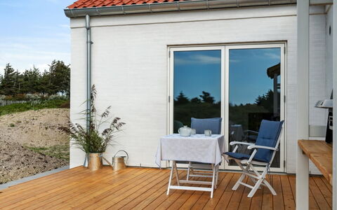 Yakari - 1Km from the Sea: Meubles, Canapé, Design Intérieur, Sol, Salon, Sol, Throw Pillow, Pièce, Oreiller
